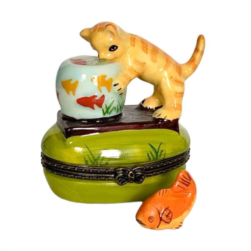 VINTAGE PORCELAIN CAT W/FISH BOWL (FISH INSIDE) HINGED TRINKET BOX